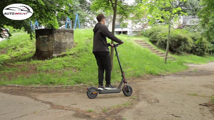 Nema više vožnje bez kacige: Ovo pravilo je propisano iz bezbednosnih razloga jer vozači električnih trotineta spadaju u jednu od najranjivijih kategorija učesnika u saobraćaju