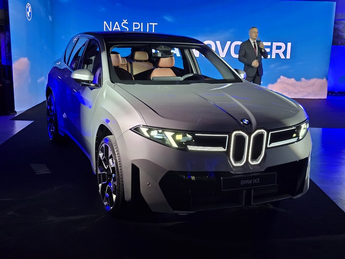 Zoran Mihailović, direktor brenodva BMW i Mini, predstavlja novi iX3